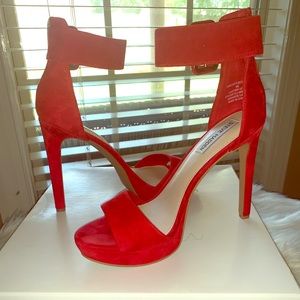 steve maddens circuit red suade